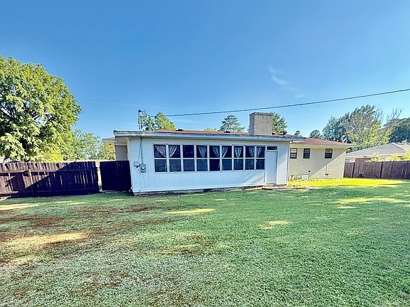 3rd image of 1105 Kendall St