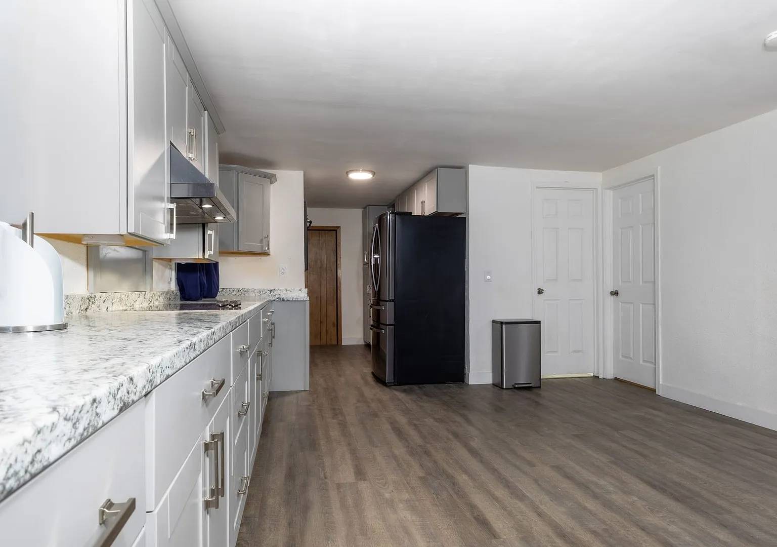 Beautiful 2 Bedroom, 1 Bath, 3 Car Garage Home with 5 Acres off CHSPR — Photo 2