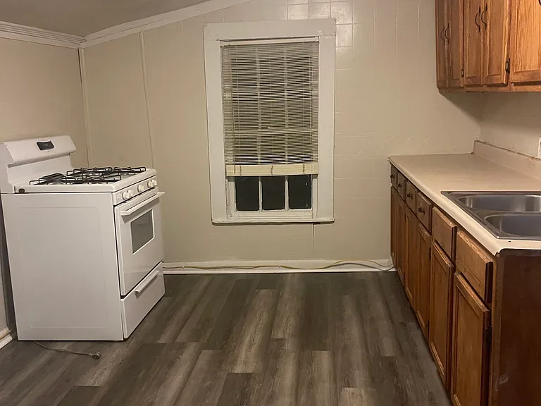 601 W Hazel St — Photo 2