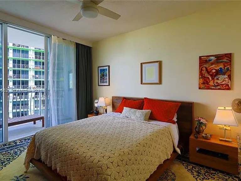 1750 N Bayshore Dr #1711 — Photo 2