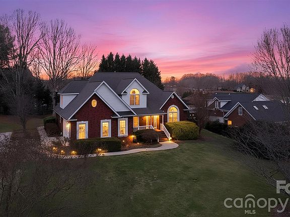 3rd image of 2488 Birdie Ln NE