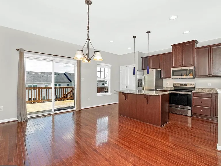 113 Montreal Way — Photo 3