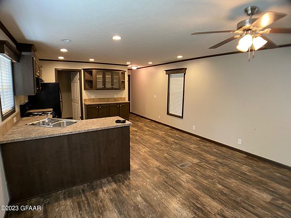 4th image of 2499 Glenwood Dr