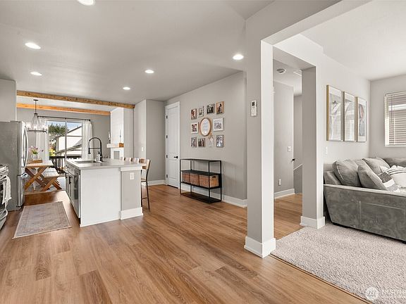 4th image of 13322 Edmunds Parkway E