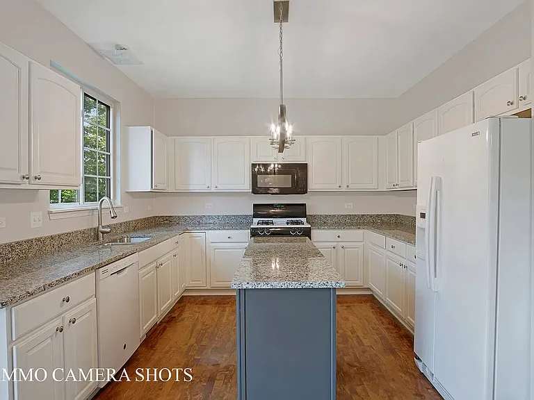 546 Declaration Ln — Photo 3