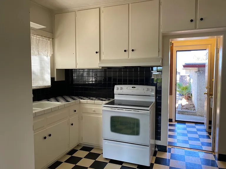 945 Rio St — Photo 24