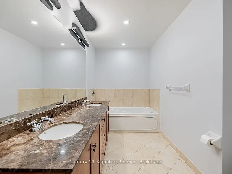 250 Wellington St W #Penthouse 36 — Photo 20