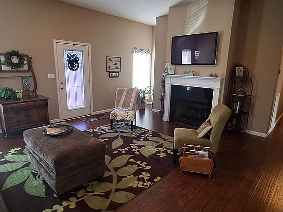3rd image of 328 Gandervalley Ln