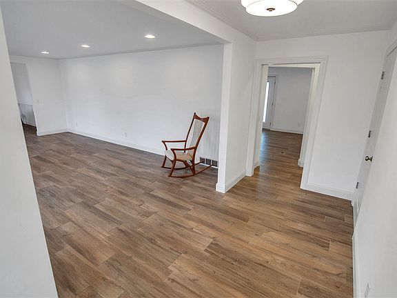 5th image of 471 Claremoor Ave