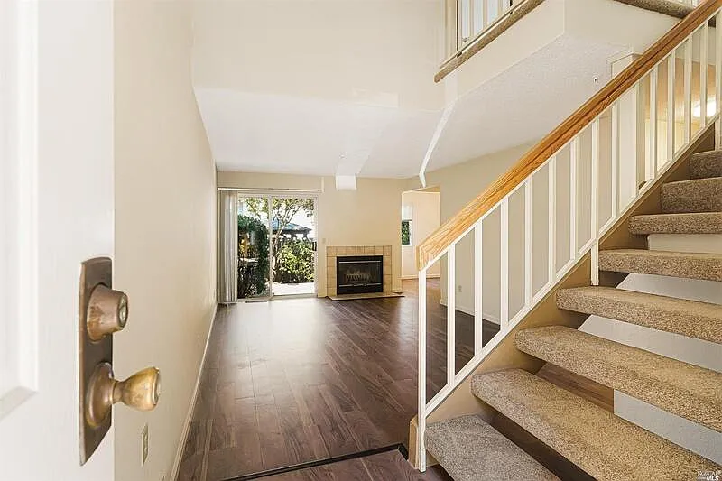 3 bed, 2.5 bath, 1289 sqft, $3,275 — Photo 3