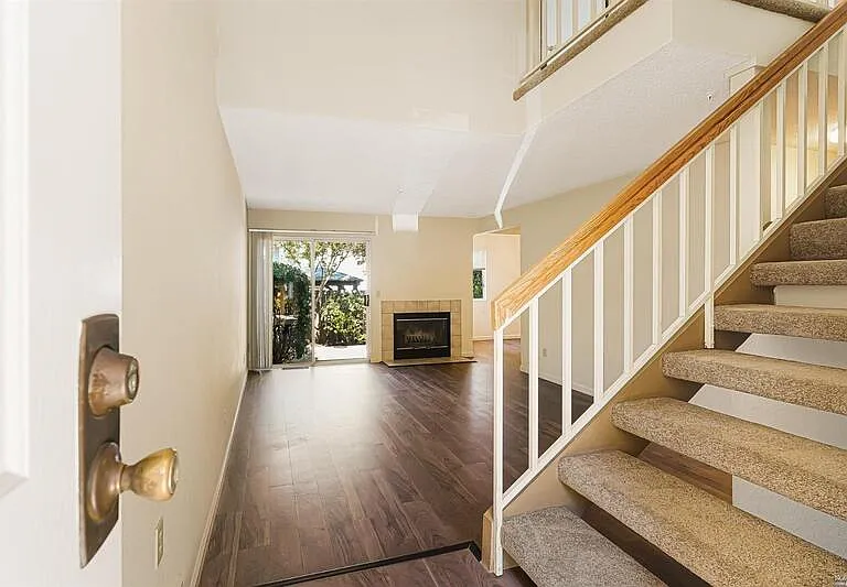 7 Meridian Cir — Photo 3