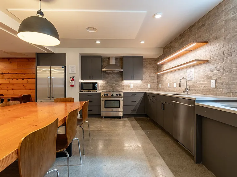1722 Summit — Photo 10