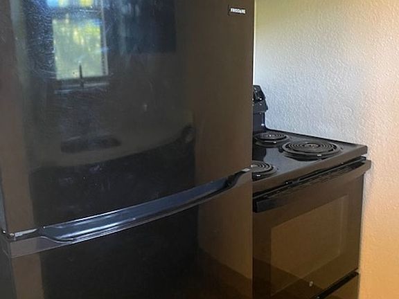 3rd image of 1520 Siskiyou Blvd #101
