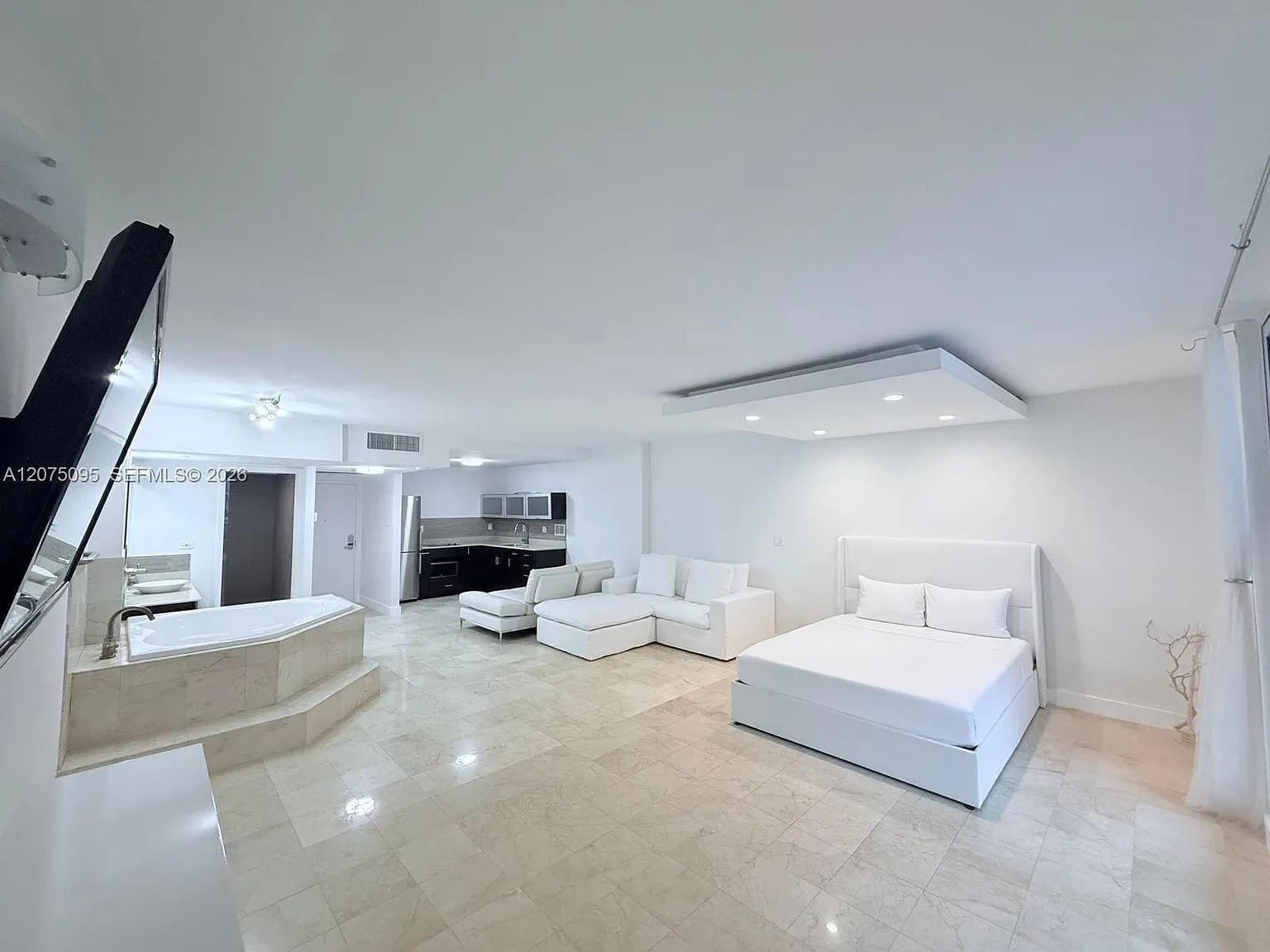 Roney Palace Condo — Photo 2
