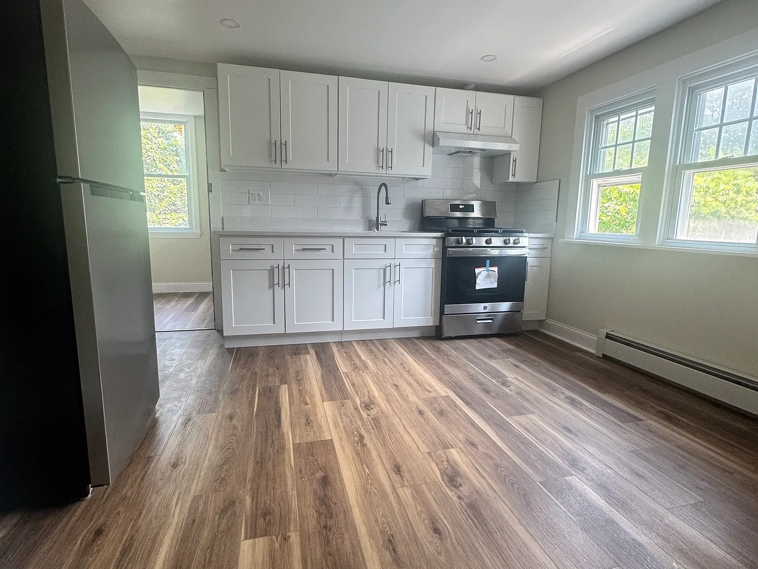 3 bed, 1.0 bath, 1100 sqft, $2,500 — Photo 4