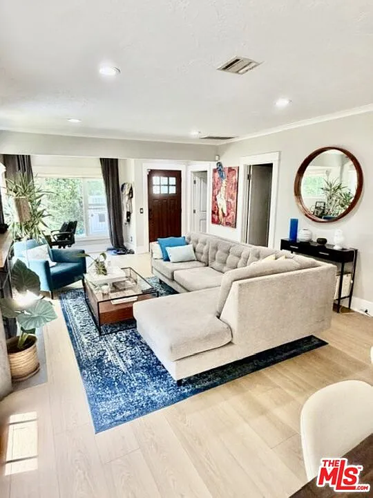 3 bed, 2.0 bath, 1325 sqft, $6,500 — Photo 3