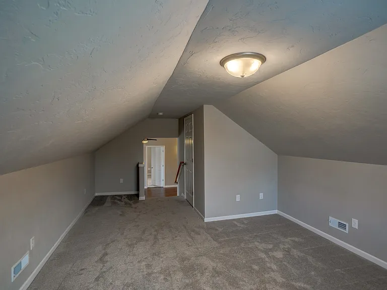 826 Thompson Dr — Photo 9