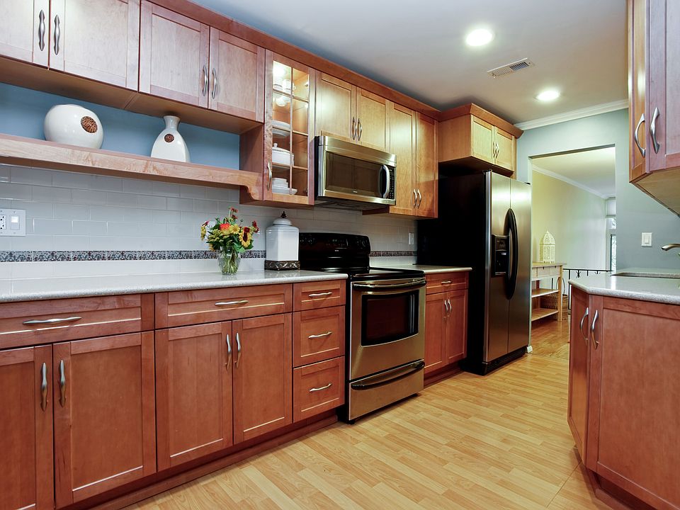 1st image of 814 Colony Dr #814