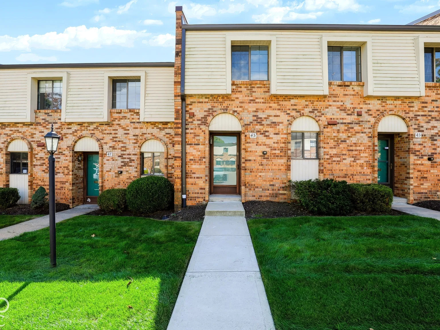 3 bed, 2.5 bath, 1356 sqft, $1,800 — Photo 3