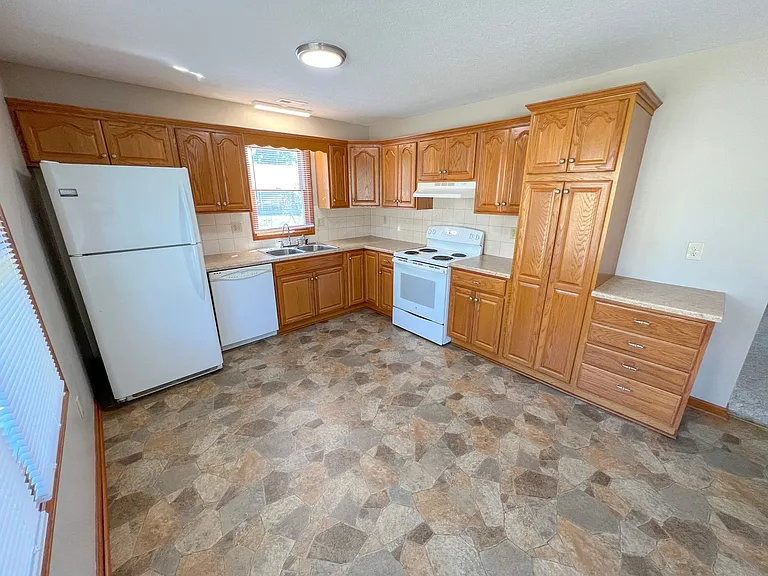 681 Maple Ave — Photo 25