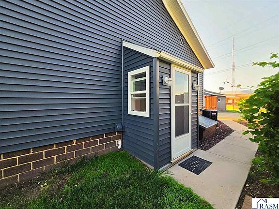 4th image of 615 Elm Ave W