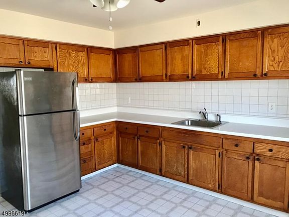 3rd image of 69 Magnolia St APT 5-71