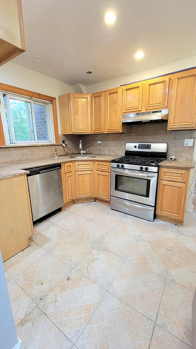 92 Van Pelt Ave photo 1