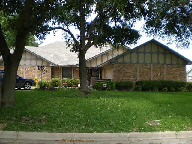 Grassy Front with Lg Treas