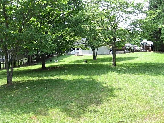3rd image of 209 Lookout Dr