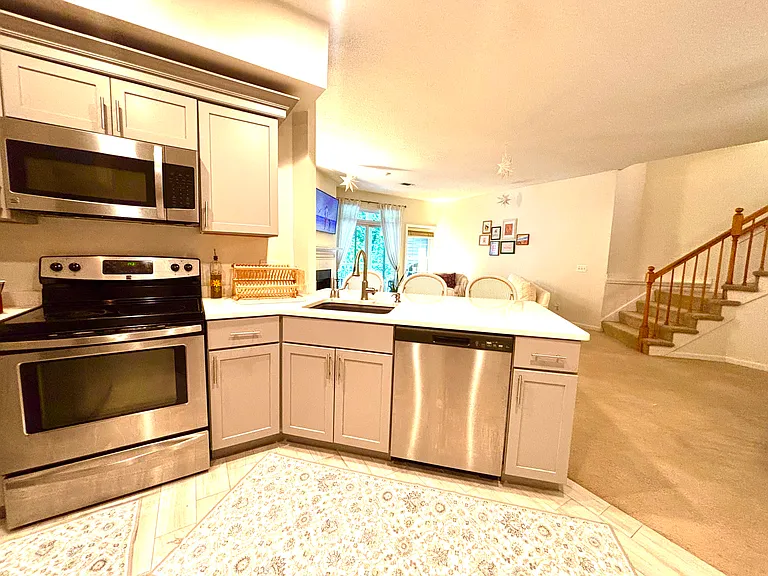 37 Bradford Commons Ln — Photo 6
