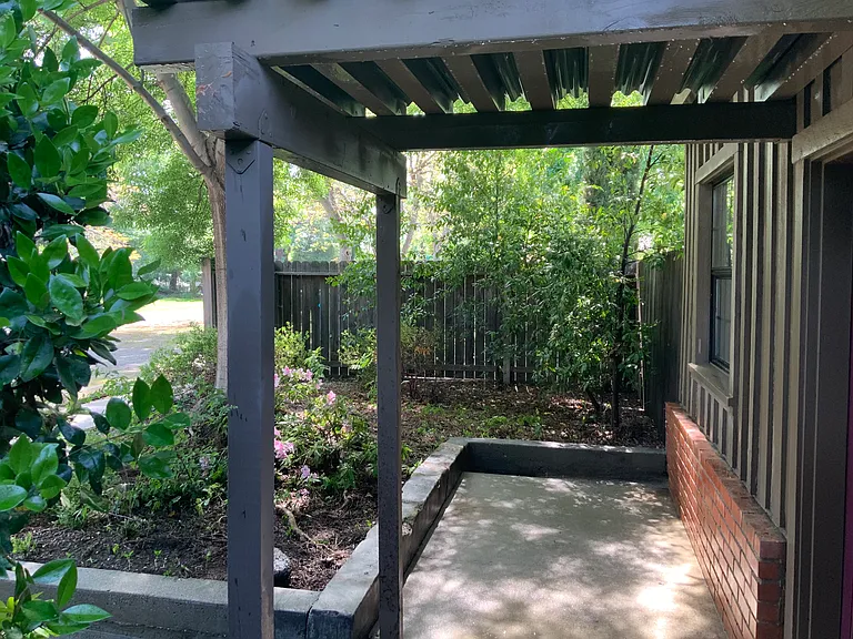 1825 Laburnum Ave — Photo 6