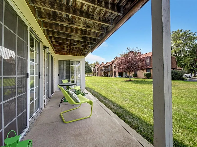 5S530 Scots Dr #18F — Photo 23