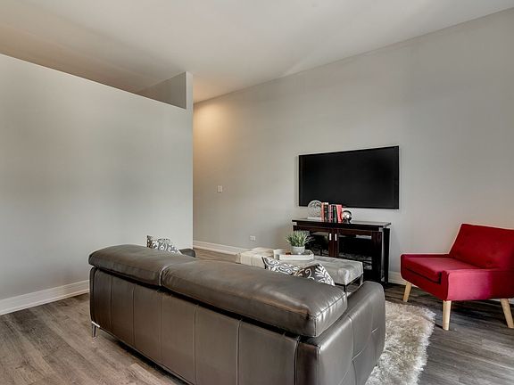 3rd image of 3220 N Lincoln Ave #305