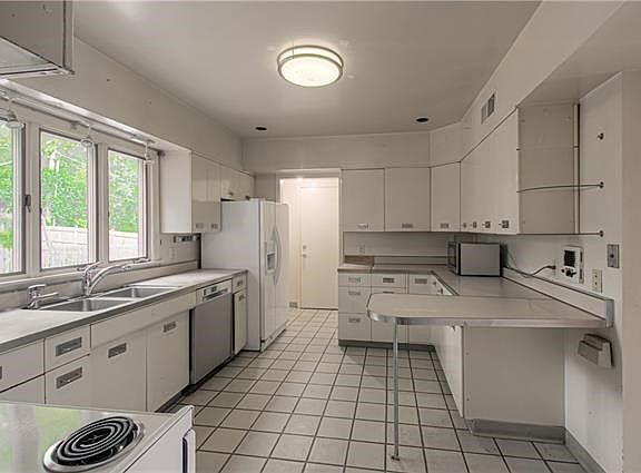 5th image of 814 W 53rd Ter