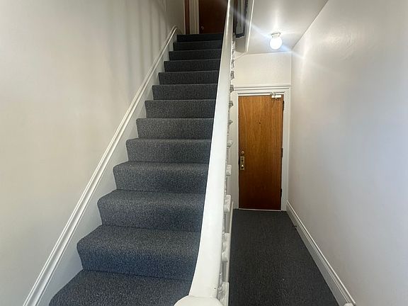 Entrance up to apartment.