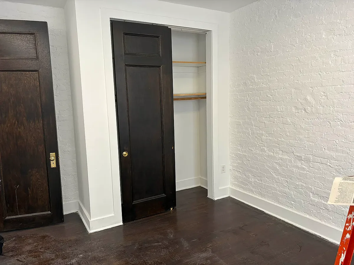 Building Photo - 5056 Broadway #31