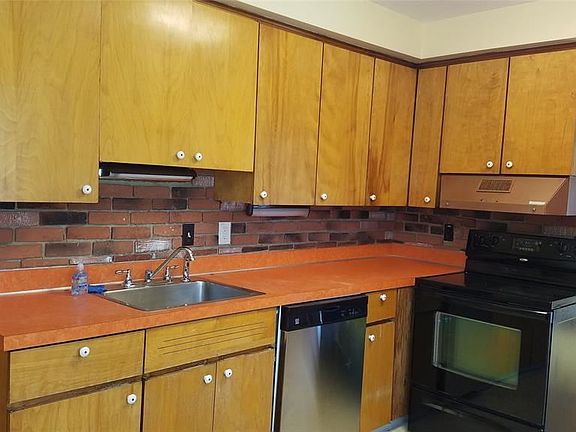5th image of 18 Brookside Ave E