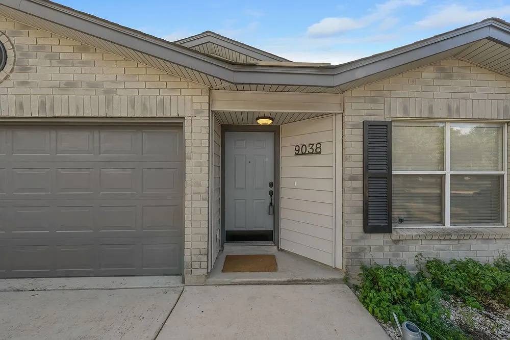 Inviting 3-Bed Home with Pool, Tennis, and Private Patio in San Antonio 9038 Roquefort — Photo 3