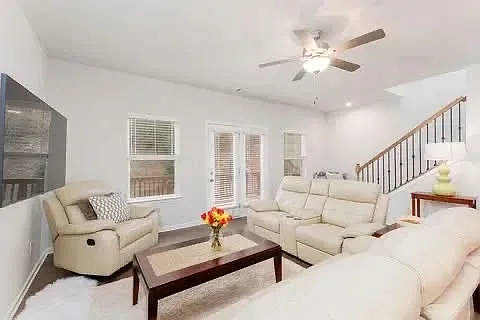 3 bed, 2581 sqft, $1,100 — Photo 3