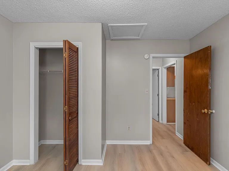 126 Windsor Ct — Photo 24
