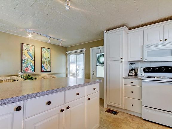 3rd image of 618 Lakeside Dr #618