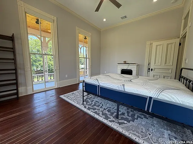 1133 E Crockett St — Photo 6