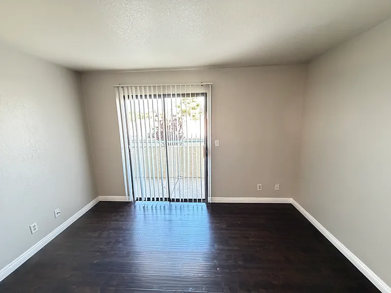 960 N Sloan Ln #104 — Photo 26
