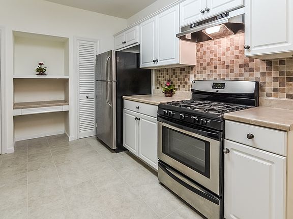 large eat-in kitchen