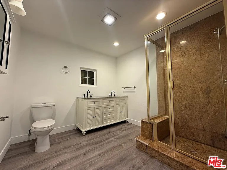 6742 Radford Ave — Photo 18