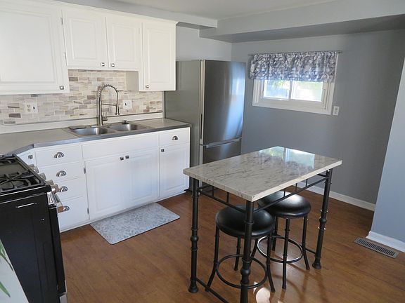 3rd image of 449 Argyle Cres