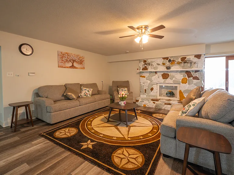 1109 Jordan Dr — Photo 1