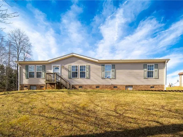 136 Hacker House Trl, Pilot Mountain, NC 27041