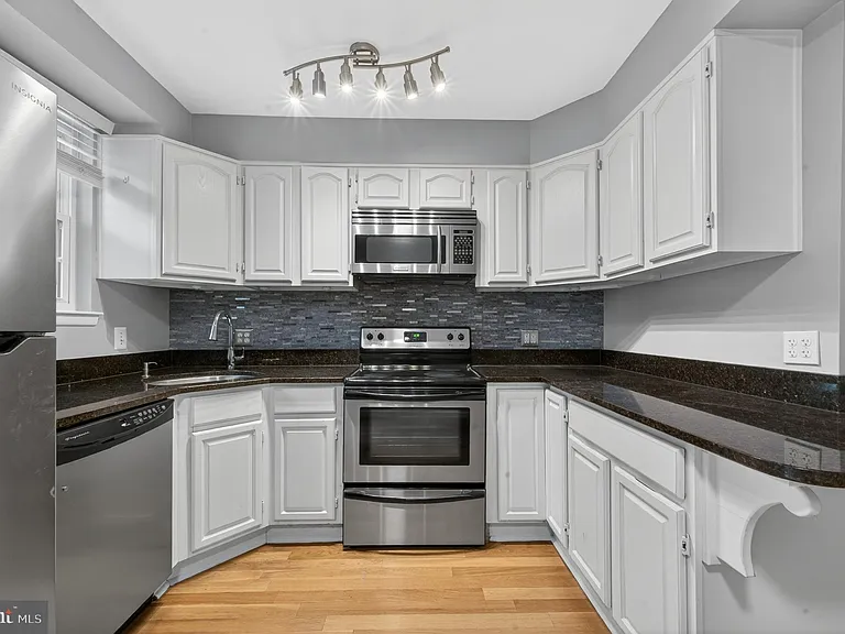2812 S Wakefield St #D — Photo 6