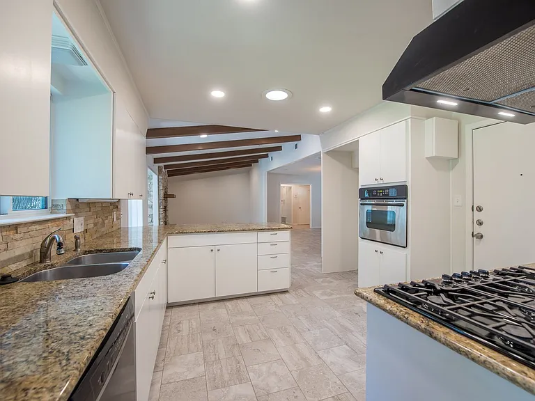 2902 Silverleaf Dr — Photo 9